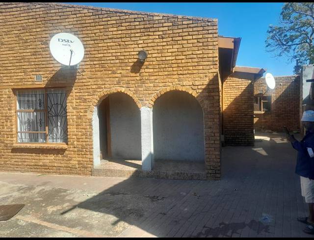 2 BEDROOM HOUSE FOR SALE IN MEADOWLANDS WEST